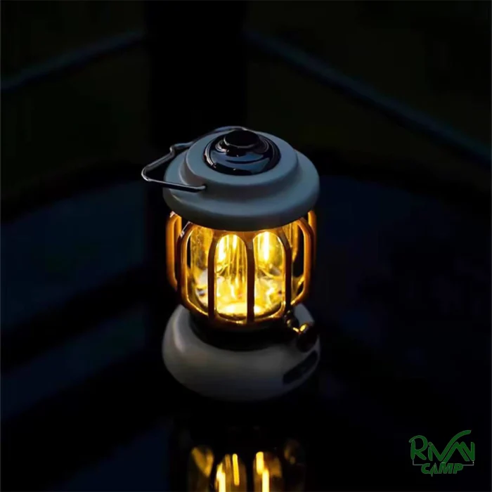 چراغ فانوسی کینگ کمپ مدل KL2305 در شرایط بدون نور